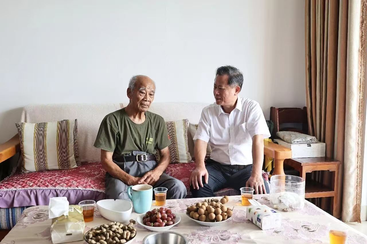 广西现代物流集团开展“八一”走访慰问退役军人活动